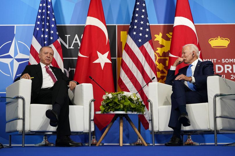 Le président Joe Biden, à droite, rencontre le président turc Recep Tayyip Erdogan, à gauche, lors du sommet de l'OTAN à Madrid en 2022.