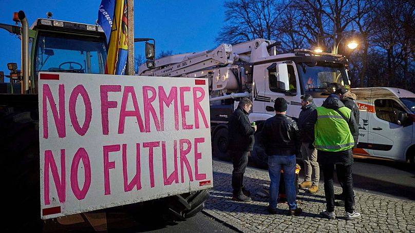 "Pas d'agriculteur, pas d'avenir" est écrit sur une pancarte attachée à l'un des tracteurs lors d'une manifestation d'agriculteurs sur la Stra'e des 17. Juni devant la porte de Brandebourg à Berlin, en Allemagne.