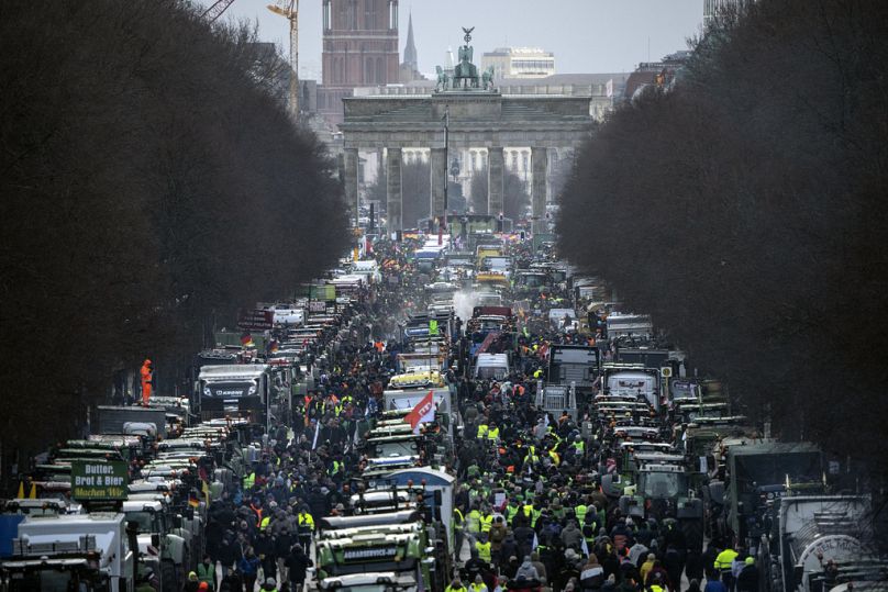Des agriculteurs équipés de tracteurs arrivent pour une manifestation à la porte de Brandebourg à Berlin, en Allemagne, le lundi 15 janvier 2024.