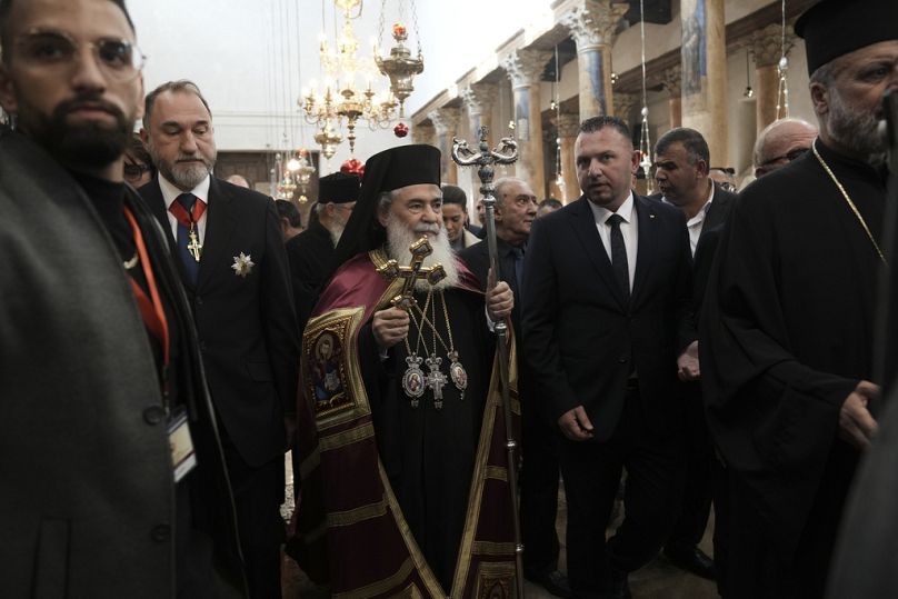 Le patriarche grec orthodoxe de Jérusalem, Théophile III, se promène dans l'église de la Nativité, où les chrétiens croient que Jésus-Christ est né.