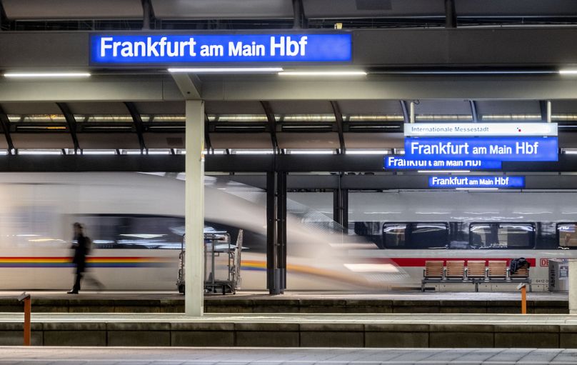 Un train arrive à la gare centrale de Francfort, en Allemagne, le mercredi 24 janvier 2024.