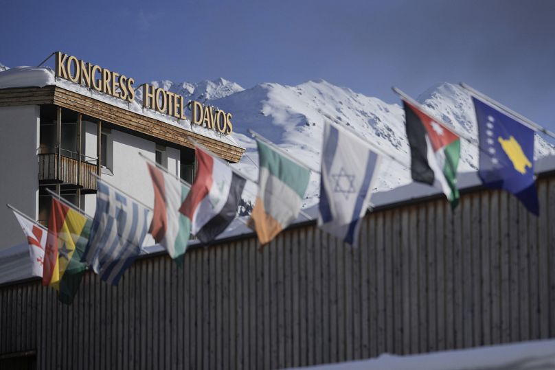 Des drapeaux internationaux flottent au sommet du centre des congrès de Davos où se déroule le Forum économique mondial à Davos, en Suisse, le lundi 15 janvier 2024.