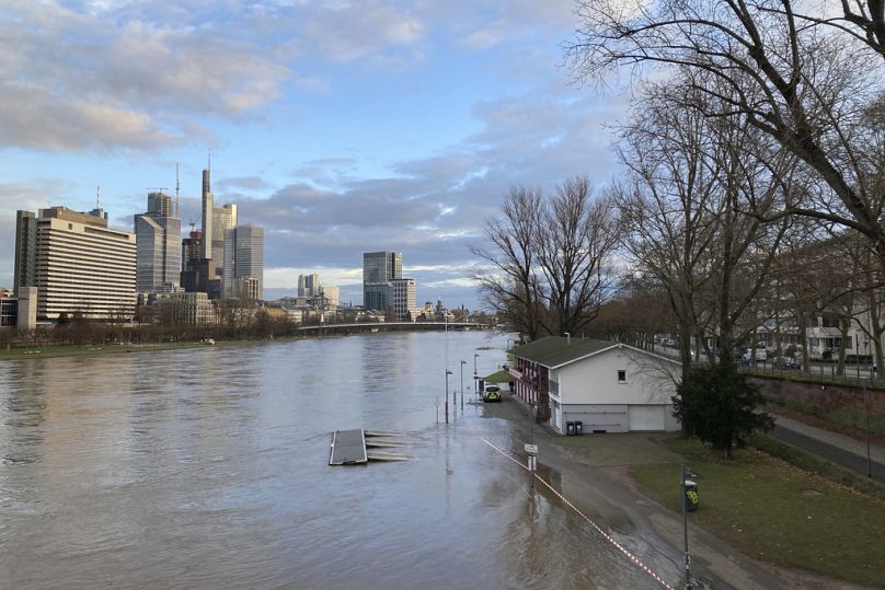 La rive sud du Main est inondée, à Francfort-sur-le-Main, en Allemagne, le vendredi 5 janvier 2024.