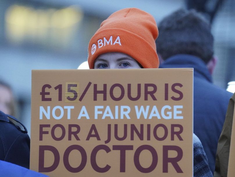 Les jeunes médecins et les membres de la British Medical Association (BMA) manifestent devant l'hôpital St Thomas de Londres, le mercredi 3 janvier 2024,