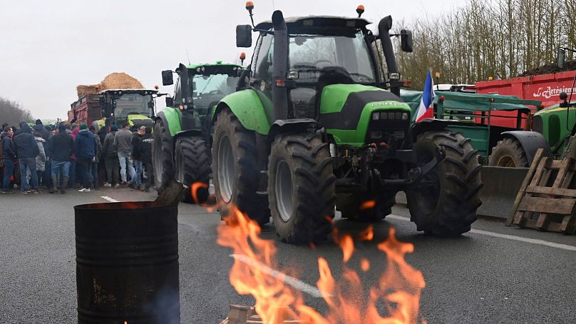 Des agriculteurs bloquent une autoroute lors d'une manifestation le mardi 23 janvier 2024 près de Beauvais, dans le nord de la France.