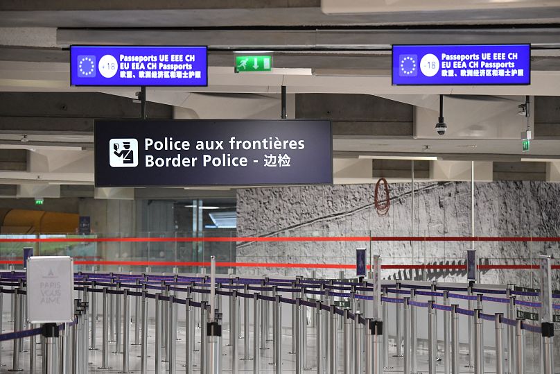 Files d'attente vides aux postes de contrôle de la police aux frontières de l'aéroport Roissy-Charles de Gaulle, au nord de Paris.