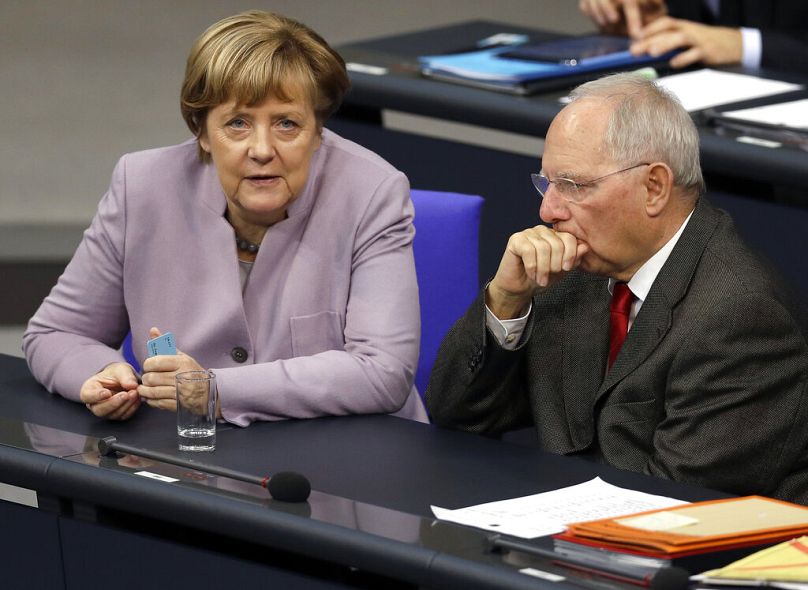 La chancelière allemande Angela Merkel, à gauche, et le ministre allemand des Finances, Wolfgang Schäuble, à droite, s'expriment lors d'un débat budgétaire au Parlement fédéral allemand en 2016.