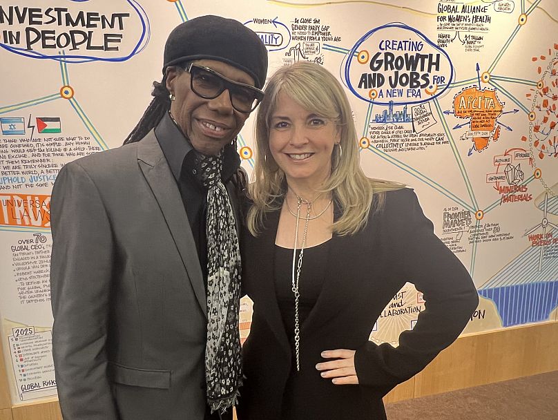 Nile Rodgers photographié avec sa partenaire Nancy Hunt à Davos 2024