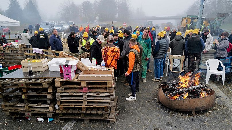 Des agriculteurs bloquent une autoroute, près d'Agen, dans le sud-ouest de la France, le 27 janvier 2024.