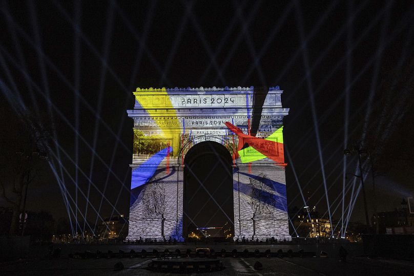 Un mapping vidéo est projeté sur l'Arc de Triomphe pour célébrer l'entrée de la France dans l'année olympique, lors des célébrations du Nouvel An à Paris, le dimanche 31 décembre 2023.