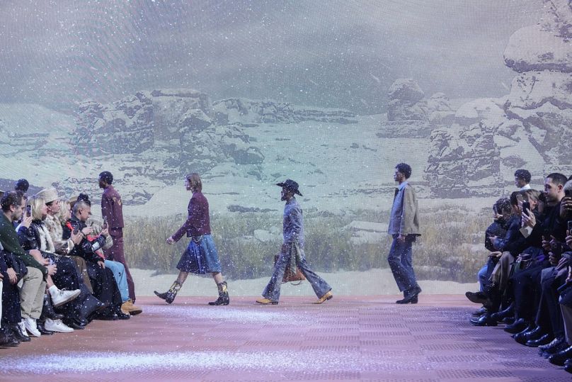 Les mannequins portent des créations pour Louis Vuitton dans le cadre de la collection prêt-à-porter homme automne-hiver 2024-2025 présentée à Paris, le mardi 16 janvier 2024.