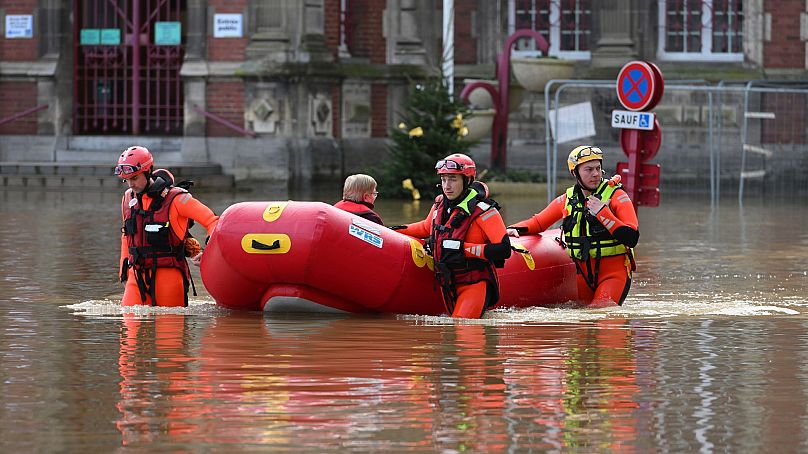 Des secouristes évacuent une personne alors que la rivière Aa inonde Arques, dans le nord de la France, le 4 janvier 2024.