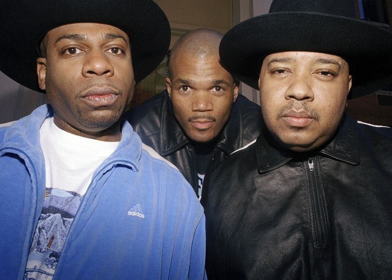 De gauche à droite : Jam Master Jay (Jason Mizell), DMC (Darryl McDaniels) et DJ Run (Joseph Simmons) de Run-DMC.