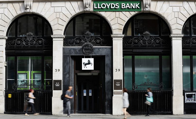 Les piétons passent devant une succursale de la Lloyds Bank à Londres.