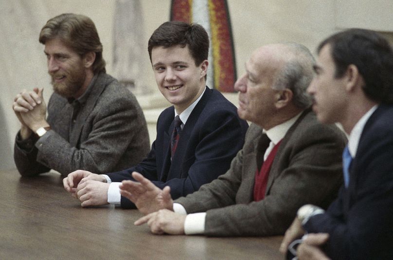 Le prince héritier du Danemark Frederik, deuxième à partir de la gauche, rencontre la famille Mondavi à Oakville en 1989