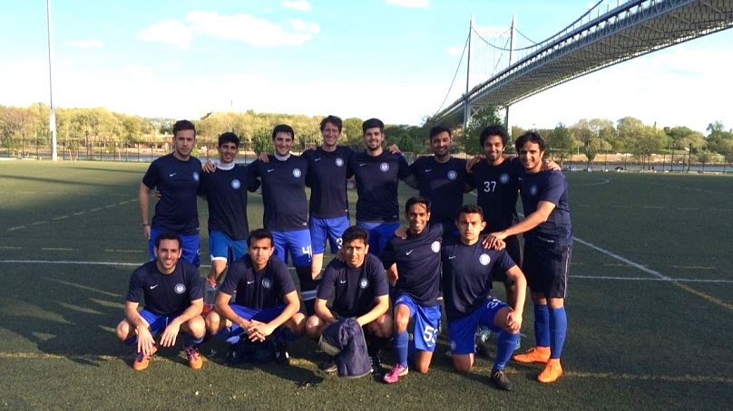 Passionné de sport, Anish (en arrière-plan, troisième à partir de la droite) s'est spécialisé en gestion du sport à l'université