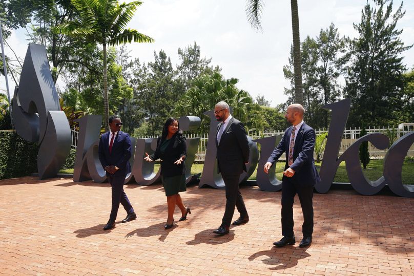 Le ministre britannique de l'Intérieur, James Cleverly, au centre droit, visite le Mémorial du génocide de Kigali à Kigali, au Rwanda, en décembre