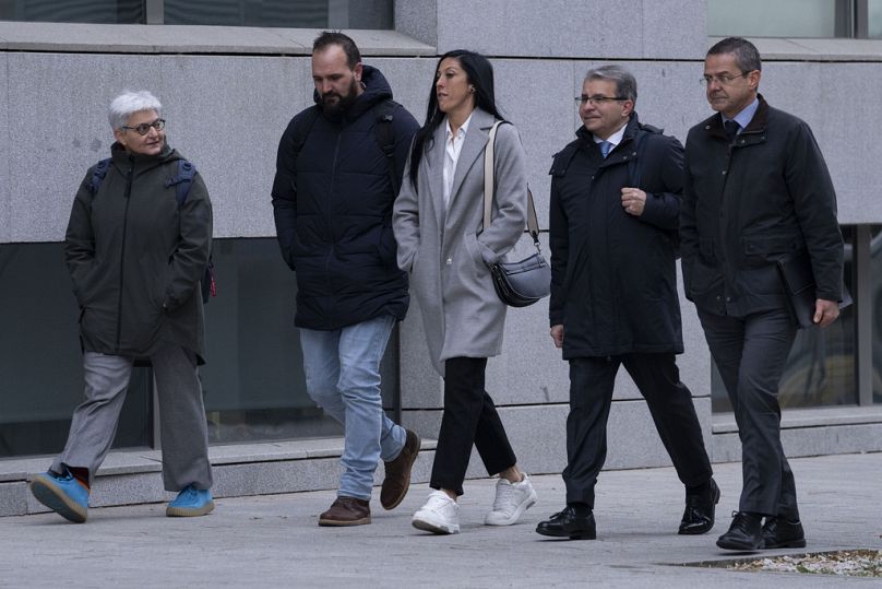 La footballeuse espagnole Jenni Hermoso, au centre, arrive au tribunal de l'Audiencia Nacional, à Madrid, le mardi 2 janvier 2024.