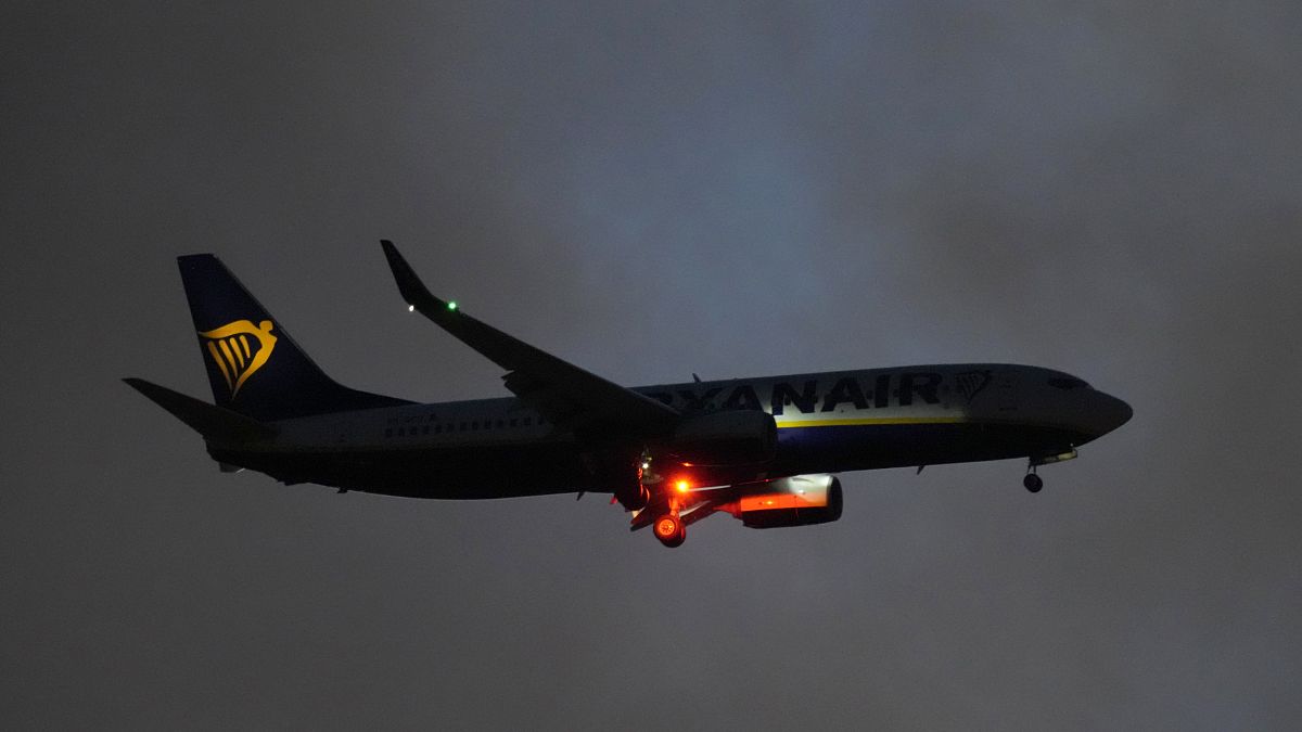 A Ryanair plane approaches for landing in Lisbon. Sept. 28, 2022.