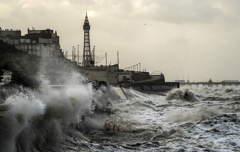 Les vagues se brisent sur le front de mer de Blackpool, en Angleterre, lors de la tempête Isha, le 22 janvier 2024.