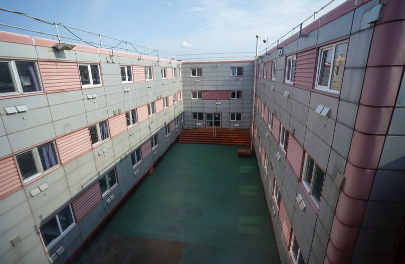 Une vue sur la cour à bord de la barge d'hébergement Bibby Stockholm