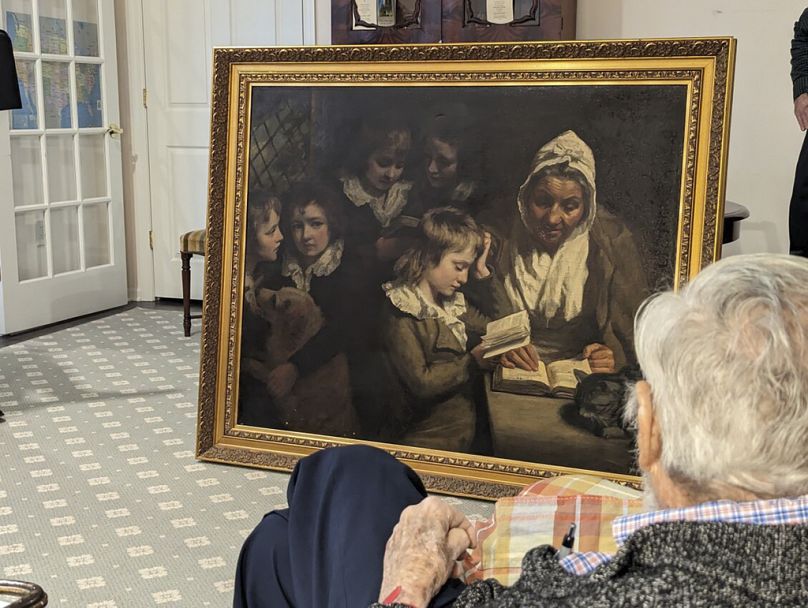Le Dr Francis Wood, 96 ans, admire le tableau de John Opie, "La maîtresse d'école"qui a été volé dans la maison de ses parents à Newark, dans le New Jersey, en 1969.