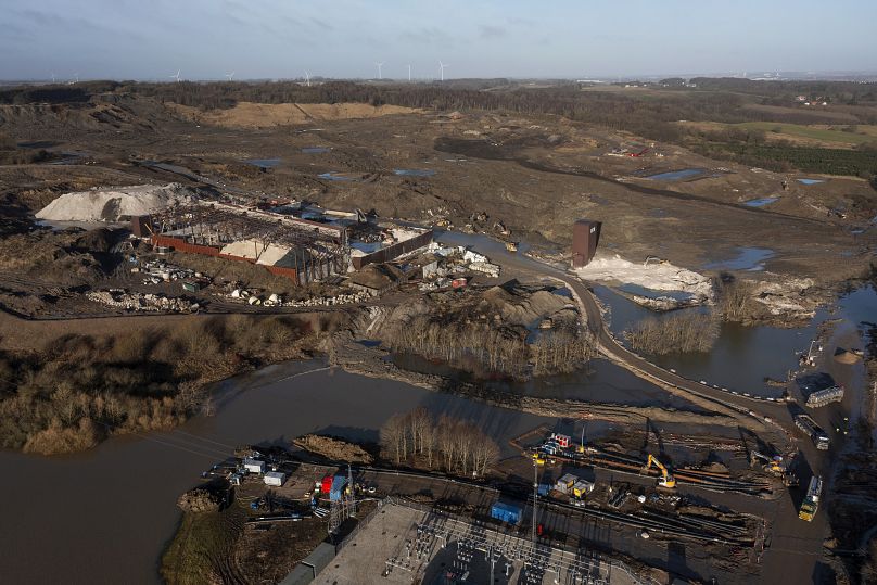 Un tas de terre de 75 mètres de haut sur le site de l'usine de retraitement Nordic Waste avec 3 millions de mètres cubes de sol contaminé.