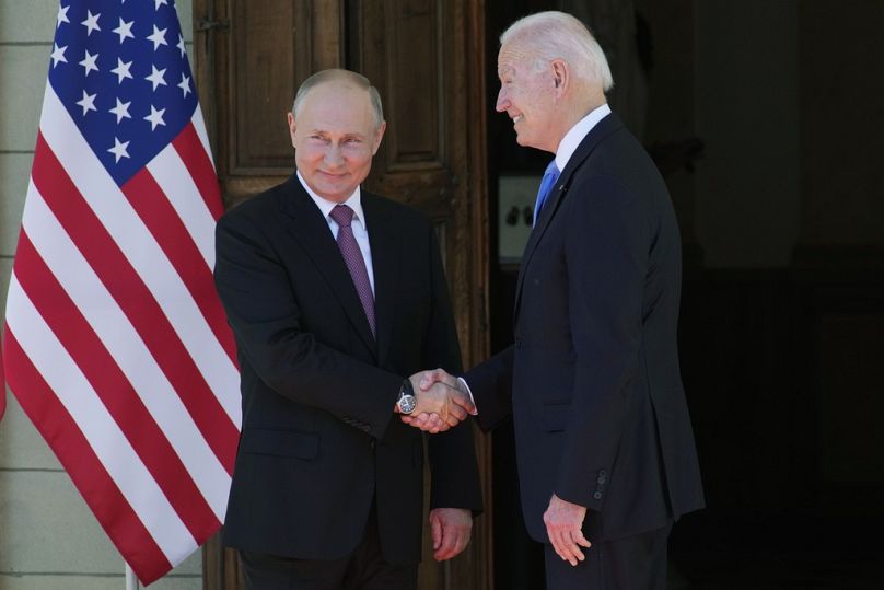 Le président russe Vladimir Poutine, à gauche, et le président américain Joe Biden se serrent la main lors de leur rencontre à la « Villa la Grange » à Genève, en Suisse, en 2021.
