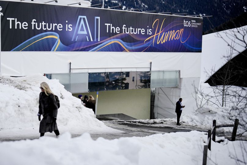 Une immense banderole publicitaire avec un slogan sur l'IA est fixée sur un bâtiment de la Promenade de Davos,
