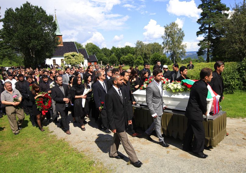 Les personnes en deuil poussent le cercueil de Bano Abobakar Rashid, 18 ans, première victime de la fusillade d'Utoeya à être enterrée, dans une église de Nesodden, près d'Oslo, en Norvège, en 2011.