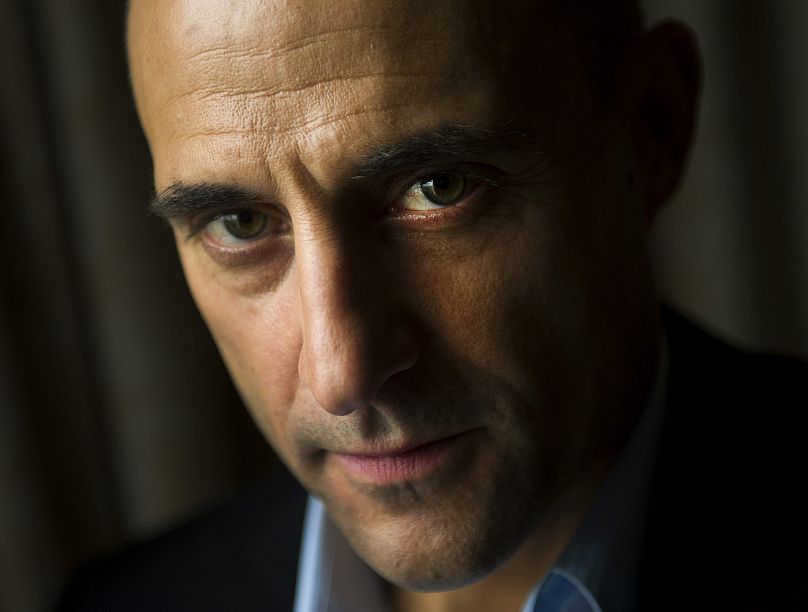 Mark Strong incarnera l'un des Œdipes en compétition. Ou est-ce Œdipe ?