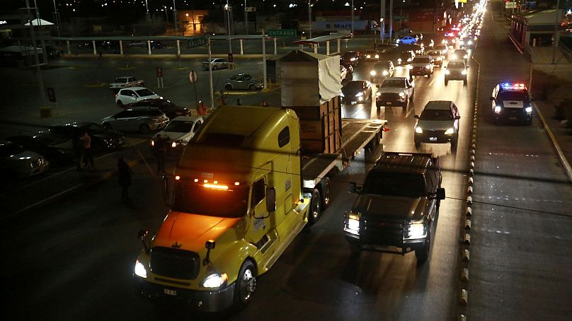 Un camion transportant Benito la girafe est escorté par un convoi de véhicules avec des agents du Ministère fédéral de la protection de l'environnement et de la Garde nationale, le 22 janvier.