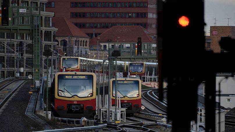 Trains des transports publics S-Bahn de Berlin garés sur les voies à Berlin, en Allemagne.  Les tramways sont inclus dans le pass mensuel.