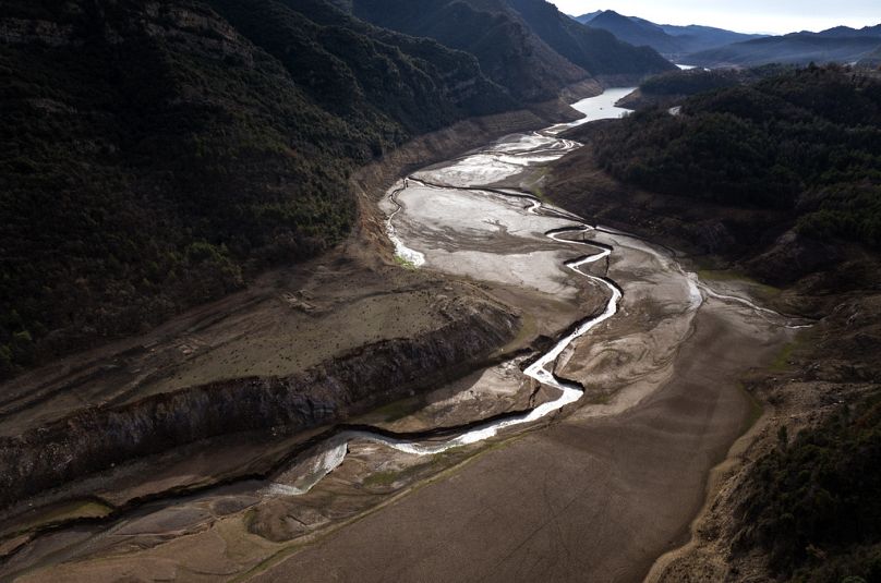 Vue du réservoir de La Baells, qui n'est qu'à 21 pour cent de sa capacité, près de Berga, au nord de Barcelone, en Espagne.