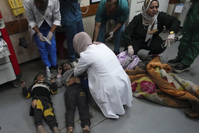 Les Palestiniens blessés lors de l'offensive aérienne et terrestre israélienne sur la bande de Gaza sont transportés à l'hôpital de Deir al Balah, le vendredi 26 janvier 2024.