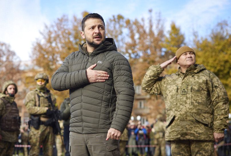 Le président ukrainien Volodymyr Zelenskyy écoute l'hymne national lors de sa visite à Kherson, novembre 2022