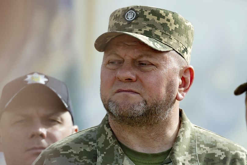 Le commandant en chef des forces armées ukrainiennes Valerii Zaluzhnyi, devant, assiste à un événement marquant la Journée de l'État sur la place Mykhailivska à Kiev, le 28 juillet 2023.