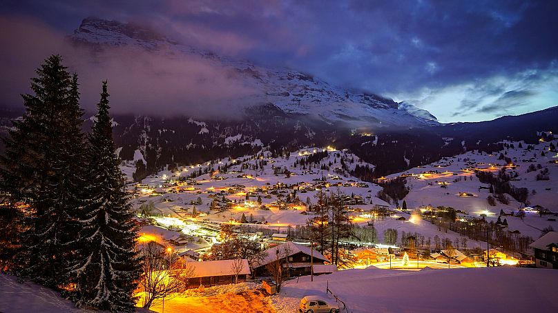 Une vue nocturne de Grindelwald Suisse avec le mont Eiger en arrière-plan.