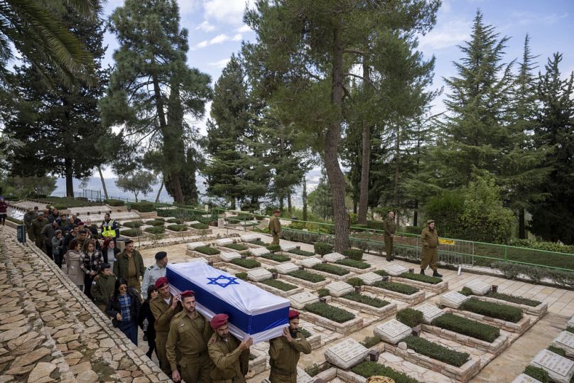 Des soldats israéliens portent le cercueil drapé du drapeau du réserviste Gavriel Shani lors de ses funérailles au cimetière militaire du mont Herzl à Jérusalem.