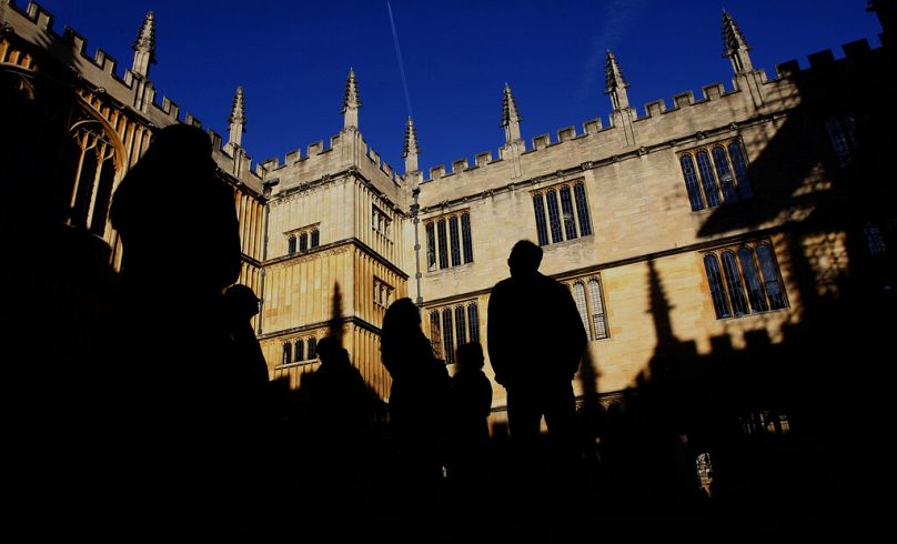 Les gens se profilent dans le quadrilatère des anciennes écoles, la vieille bibliothèque Bodleian ouverte pour la première fois aux universitaires en 1602 à l'Université d'Oxford à Oxford, en octobre 2008.