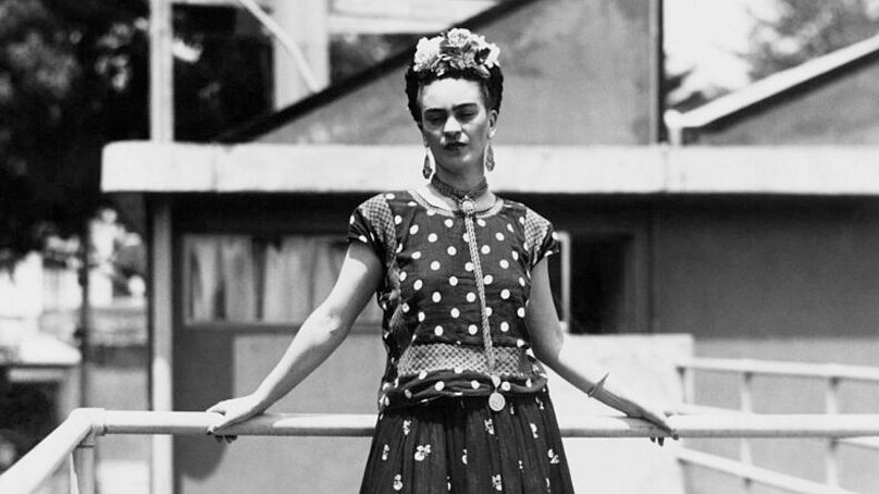Frida Kahlo, peintre et surréaliste, épouse du célèbre muraliste mexicain Diego Rivera, pose chez elle à Mexico, le 14 avril 1939.