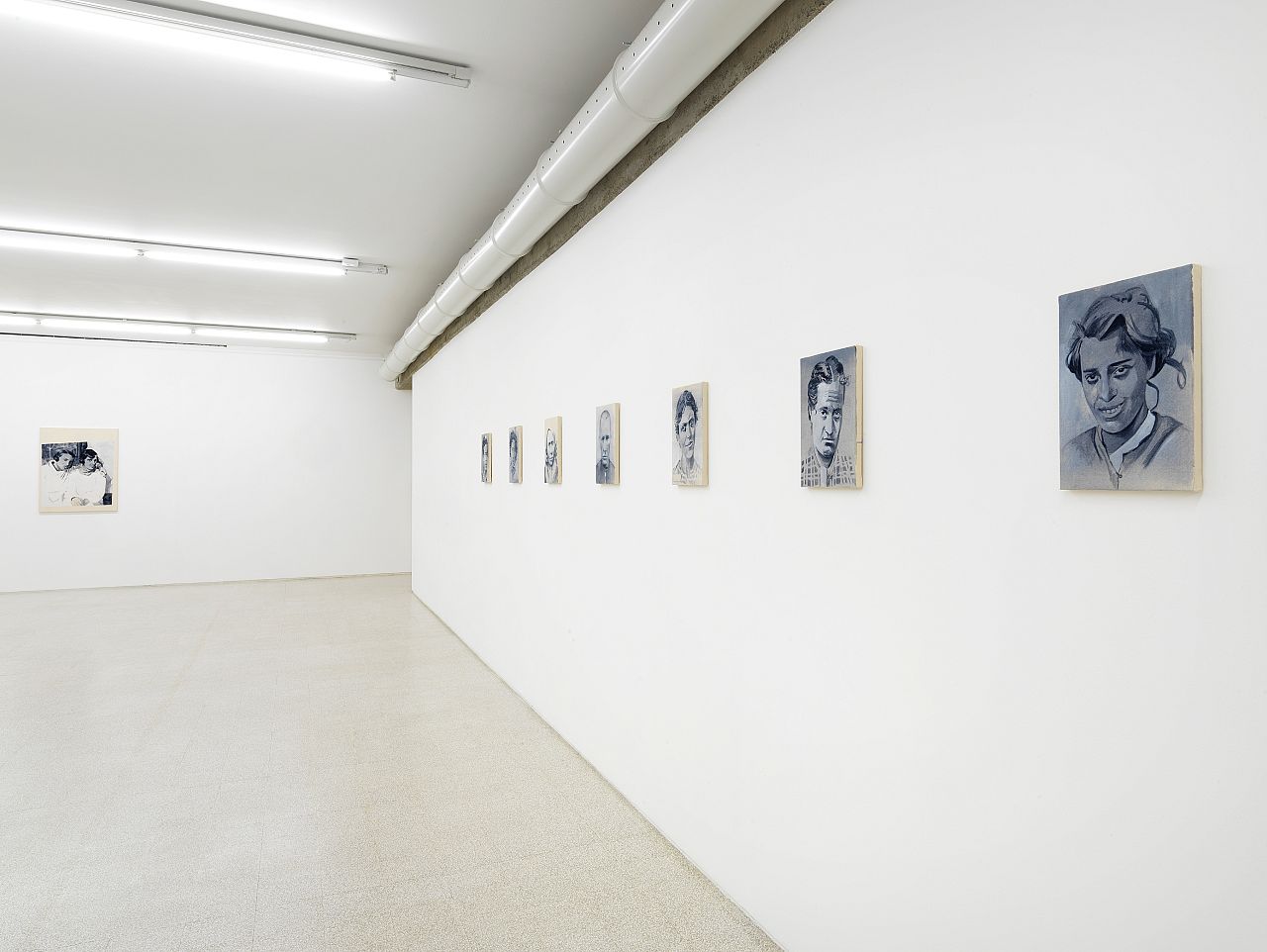 L'artiste, en photo : Giulia Andreani pose avec son œuvre