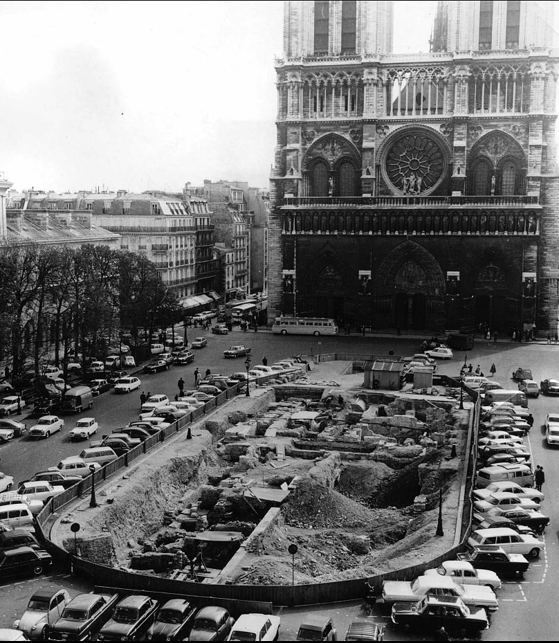 La crypte archéologique de l'île de la Cité a été fouillée de 1965 à 1972, après sa découverte lors de la construction d'un parking.