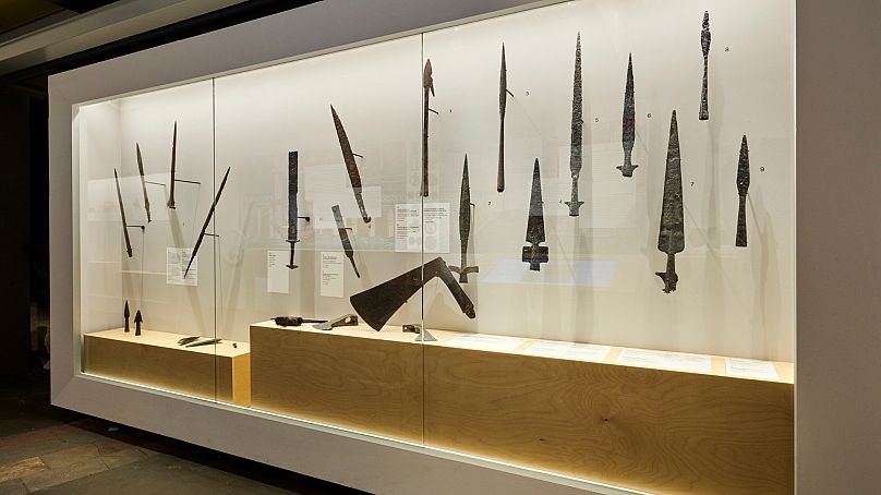 Des armes de l'âge du bronze et du Moyen Âge exposées à l'exposition
