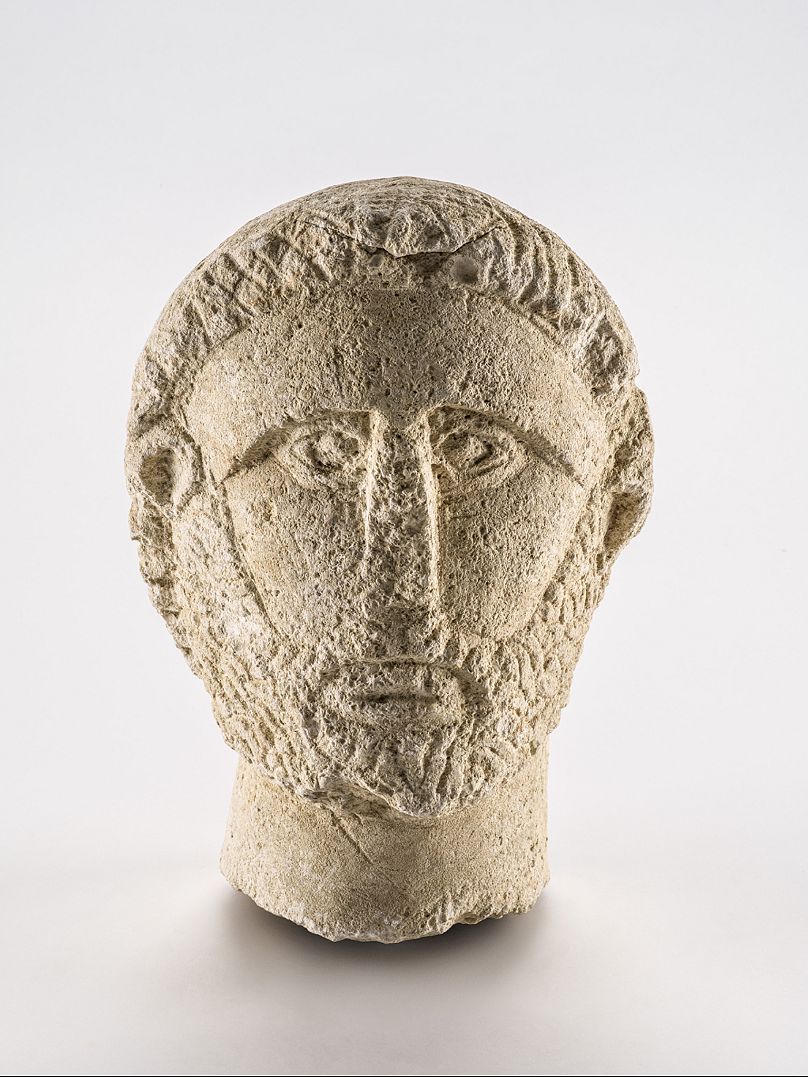 Cette tête en calcaire d'époque gallo-romaine serait un ex-voto, ou une offrande votive à la déesse Seine Sequana.