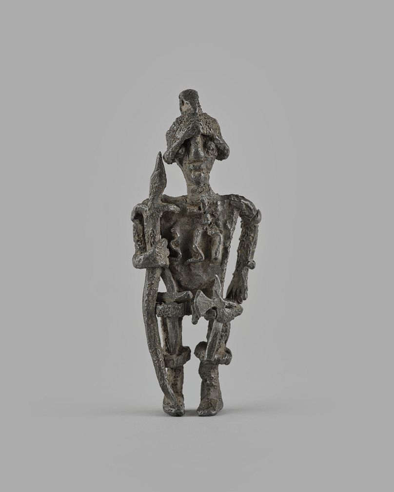 Cette petite figurine faisait partie de la collection d'objets en plomb découverts dans la Seine. Les artistes Alberto Giacometti et André Breton les possédaient dans leurs collections privées.