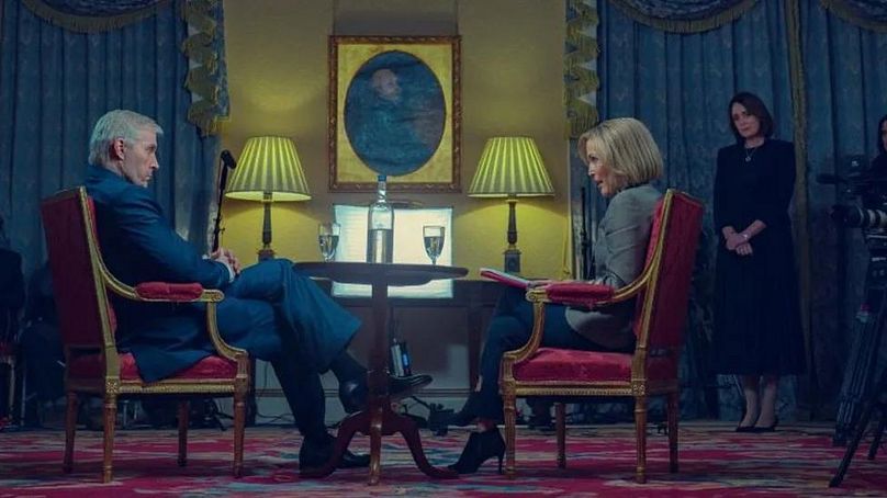 Rufus Sewell et Gillian Anderson dans Scoop