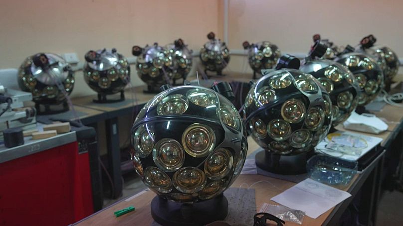Chaque sphère est équipée d'un hydrophone, un appareil sous-marin qui détecte et enregistre les bruits océaniques provenant de toutes les directions.