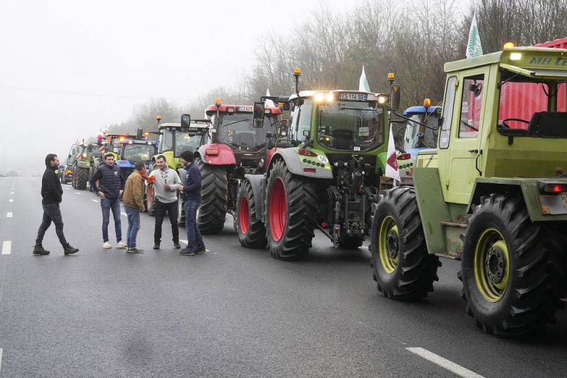 Les deux principaux syndicats d'agriculteurs français ont annoncé jeudi dernier qu'ils lèveraient les blocages à l'échelle nationale.