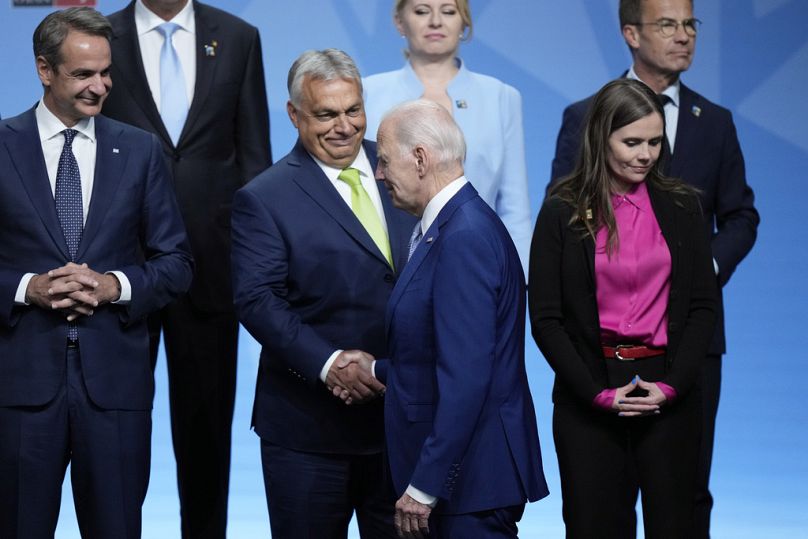 Le Premier ministre hongrois Viktor Orban serre la main du président américain Joe Biden, avant une photo de groupe lors d'un sommet de l'OTAN à Vilnius, en janvier 2023.